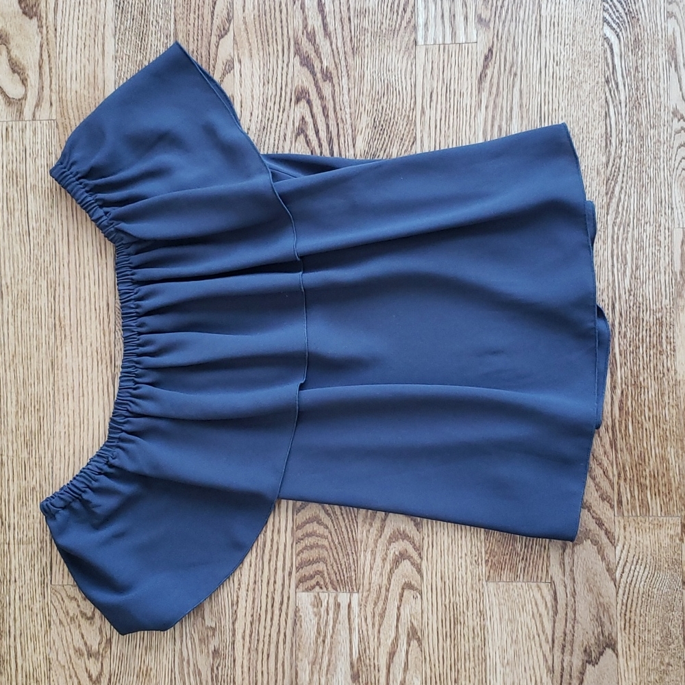 (S) Aritzia Wilfred Flowy Ruffle Cold Shoulder Top Vacation Modern Lightweight
